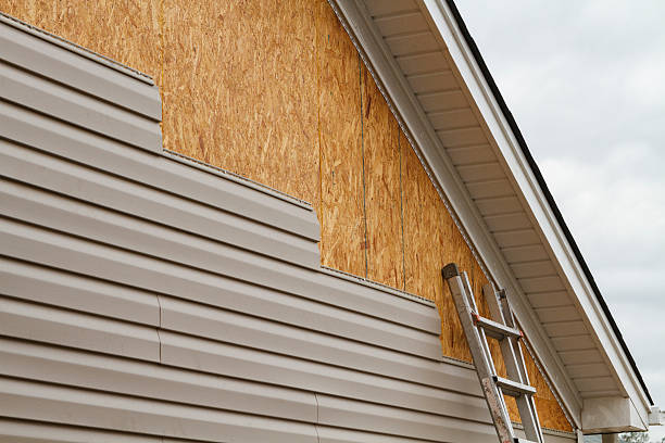 Professional Siding Contractor technician working in Streamwood, IL